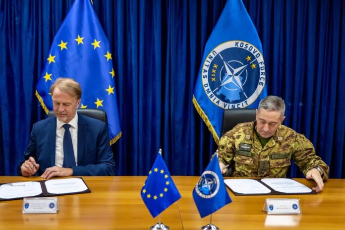 Nënshkrimi i marrëveshjes mes KFOR-it dhe Zyrës së BE-së në Kosovë për bashkëpunim në rast emergjencash.